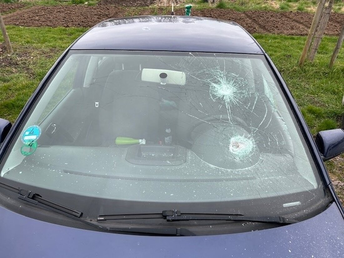 Unbekannte beschädigten einen PKW in Freimersheim. Zeugen werden gebeten, sich bei der Polizei Edenkoben zu melden.