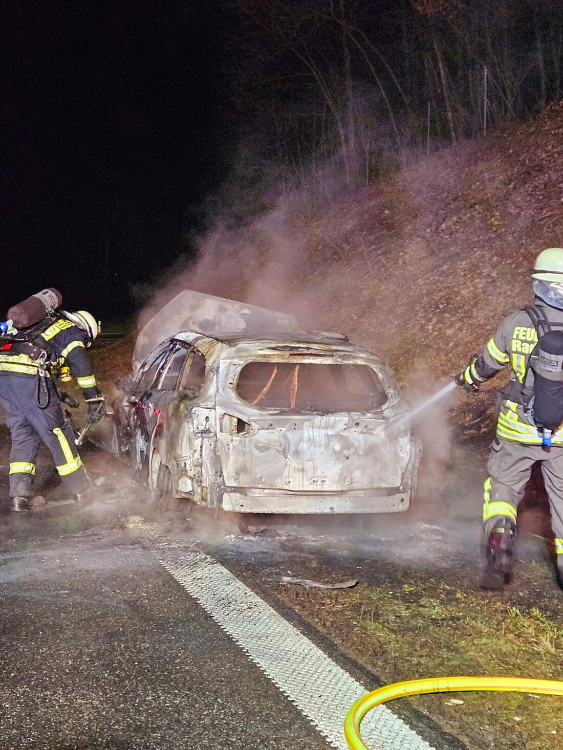 Am Freitagabend brannte ein PKW auf der B 33 bei Radolfzell. Feuerwehrlöschmaßnahmen verhinderten Schlimmeres; niemand wurde verletzt.