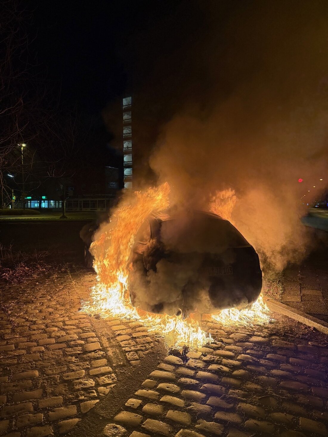 In Wilhelmshaven brannte am 28.02.2025 ein PKW vollständig aus. Die Polizei ermittelt zur Brandursache und sucht Zeugen.