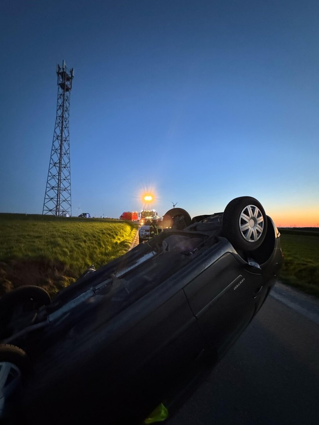 Feuerwehr Ense rückte am Montagmorgen nach Lüttringen aus: PKW überschlug sich, Fahrer unverletzt und befand sich allein im Fahrzeug.