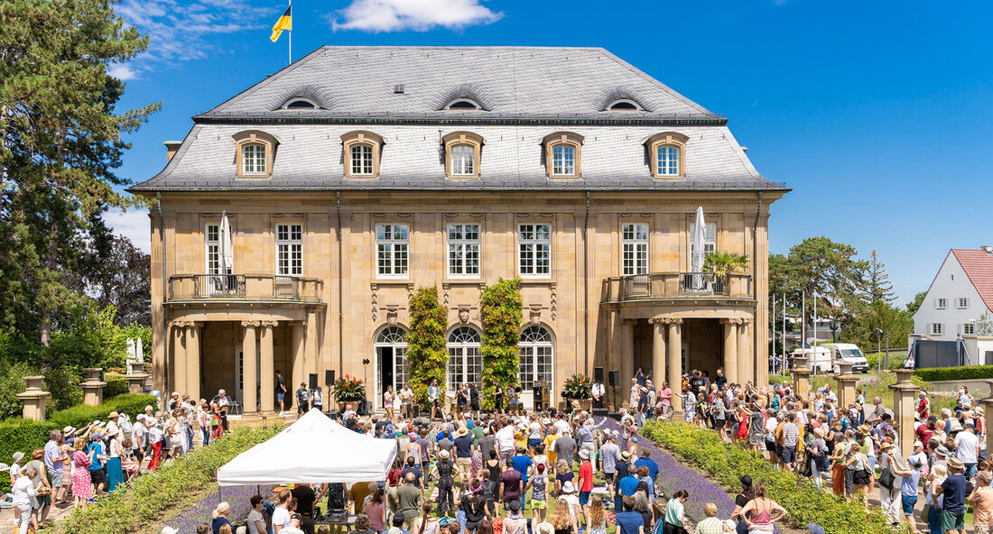 Titel: Villa Reitzenstein öffnet 2025 wieder die Türen des Parks – Ein Fokus auf Kultur und Geschichte Die Villa Reitzenstein in Stuttgart wird auch im Jahr 2025 an ausgewählten Terminen wieder ihre Pforten für die Öffentlichkeit öffnen. Dies gab die Landesregierung in einer aktuellen Pressemitteilung bekannt. Besondere Anziehungspunkte des bevorstehenden Kulturprogramms werden Themen wie Popkultur, die Geschichte des Bauernkriegs sowie Angebote für Kinder und Jugendliche sein. Der Park der Villa Reitzenstein, der oft als verstecktes Juwel der Stuttgarter Kulturlandschaft beschrieben wird, bietet nicht nur eine malerische Kulisse, sondern auch einen Raum für kulturelle Begegnungen und Bildung. Die Entscheidung, den Park …