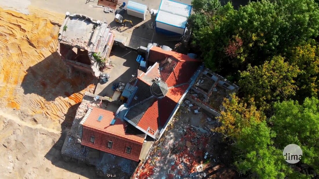 Im Süden von Leipzig, zwischen Connewitzer Kreuz und dem Wildpark, entsteht ein einzigartiges Ensemble aus Neubauten und Denkmälern. Auf dem mehr als 5600 Quadratmeter großen Parkgrundstück wohnen Sie mit ruhigem Blick auf das Grün und sind gleichzeitig nur wenige Minuten vom Trubel der beliebten Karl-Liebknecht-Straße entfernt. Ob Ziergewölbe oder klare Linien – das Parkquartier Mühlholzgasse vereint Traumhäuser unterschiedlichster Ideen. Die unterschiedlichen Wohnkonzepte mit den durchdachten Grundrissen bieten für jeden Lebensplan eine individuelle Lösung. Wenn Sie mehr über das Denkmal erfahren möchten, gehen Sie bitte hier: https://goo.gl/BrQCg1 Wenn Sie mehr über das neue Gebäude erfahren möchten, gehen Sie bitte hier: https://goo.gl/Ha9vfJ …