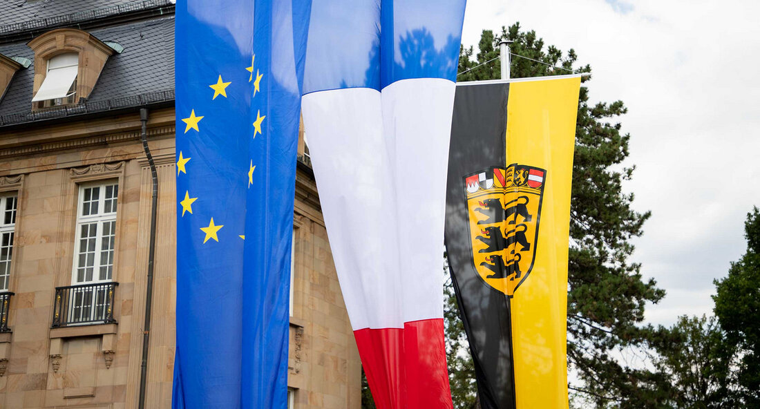 Partnerschafts-Konzeption Baden-Württemberg und Frankreich: Erfolgreiche Zusammenarbeit auf halbem Weg Die erfolgreiche Zusammenarbeit zwischen Baden-Württemberg und Frankreich im Rahmen der Partnerschafts-Konzeption zeigt positive Ergebnisse. Die Landesregierung von Baden-Württemberg hat bekannt gegeben, dass von den rund 100 konkreten Maßnahmen, die vor drei Jahren vereinbart wurden, bereits die Hälfte umgesetzt oder angestoßen wurde. Diese positiven Zahlen unterstreichen die Fortschritte in der deutsch-französischen Zusammenarbeit und belegen die Effektivität der Partnerschafts-Konzeption. Am Dienstag, den 21. November 2023, hat sich der Ministerrat mit der Umsetzung der Partnerschafts-Konzeption befasst und das weitere Vorgehen für die nächsten beiden Jahre beschlossen. Die Landesregierung betonte, dass diese Strategie das Ergebnis …