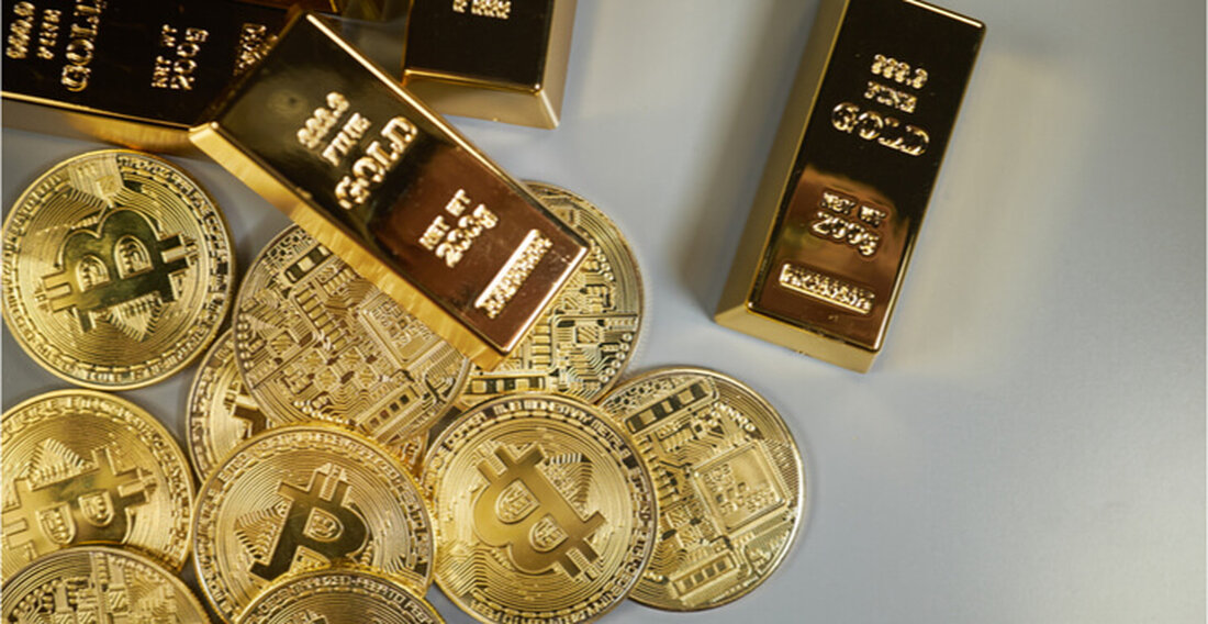 Der Milliardär Paul Tudor Jones ist optimistisch in Bezug auf Gold und Bitcoin. Der Hedgefonds-Manager erklärte gegenüber CNBC in einem Interview, dass Rohstoffe zu wenig besessen seien. Paul Tudor Jones sagt, er setze im Vorfeld der US-Wahlen auf das Edelmetall Gold und den digitalen Vermögenswert Bitcoin (BTC), da der Inflationsdruck über die Abstimmung im November hinaus anhalten dürfte. Der milliardenschwere Hedgefonds-Manager teilte seine Anlagestrategie während eines Interviews mit Andrew Ross Sorkin von CNBC am 22. Oktober mit. Jones, der Gründer und Chief Investment Officer von Tudor Investment, sagte Sorkin, dass seine Handelsstrategie Long-Gold und Long-Bitcoin sei. „Ich habe eine Long-Position …
