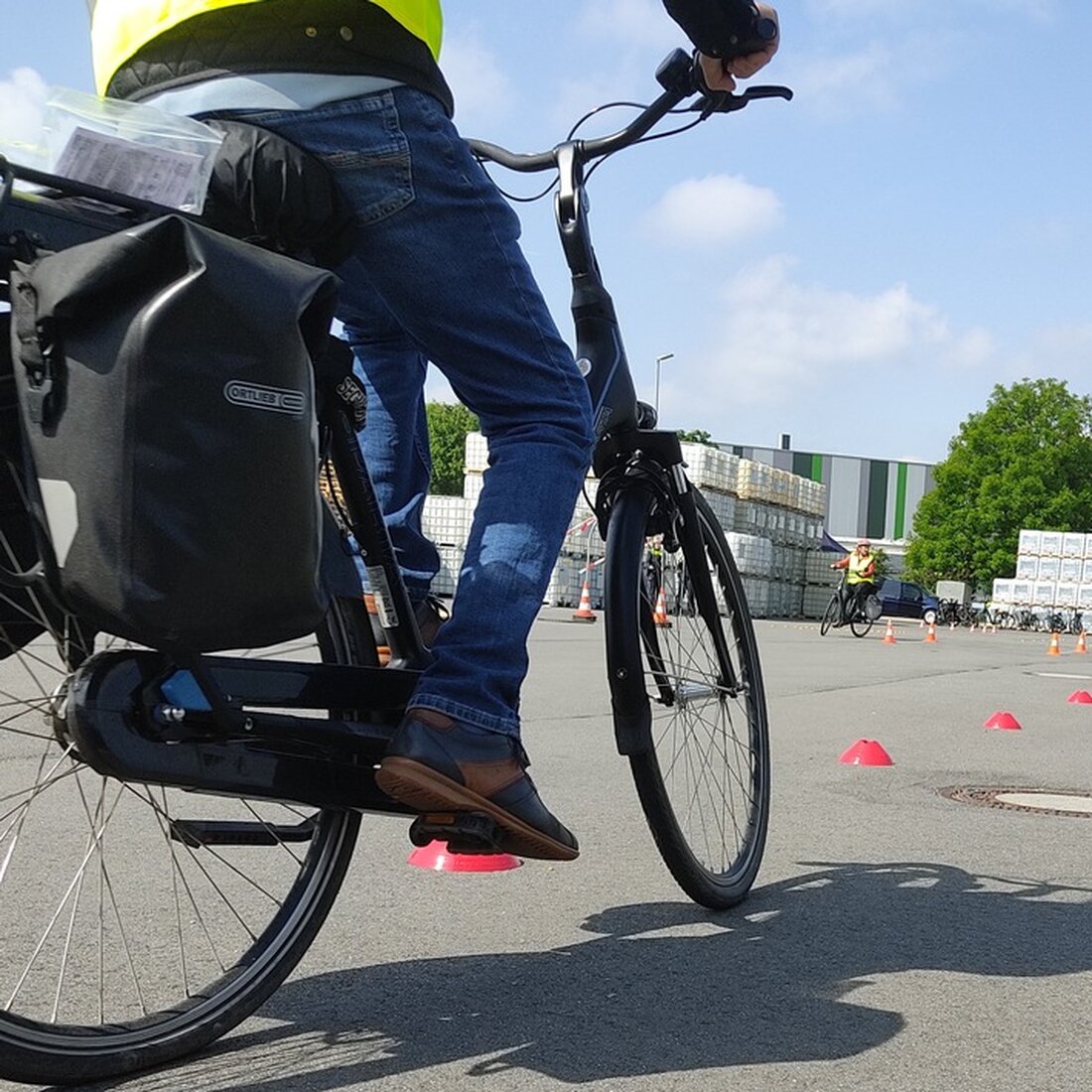 Die Polizei Krefeld bietet ein Pedelec-Training für Senioren an, um Verkehrssicherheit zu fördern und Gefahren im Straßenverkehr zu vermeiden.