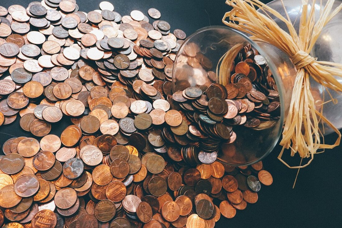 Titel: Penny verkauft Lebensmittel zum wahren Preis – Ein kritischer Blick von Brandenburgs Erntekönigin In einer bemerkenswerten Initiative nimmt der Lebensmittelhändler Penny ab sofort eine Woche lang neun ausgewählte Produkte in sein Sortiment auf und verkauft diese zum „Wahren Preis“. Dabei werden die Verkaufspreise deutlich teurer sein als üblich, um die Umweltfolgen bei der Erzeugung der Lebensmittel zu berücksichtigen. Das Ziel dieser Aktion ist es, die Kunden für die Auswirkungen ihrer Einkäufe auf die Umwelt zu sensibilisieren. Pauline Hirschberg, Brandenburgs amtierende Erntekönigin und angehende Landwirtin aus Paulinenaue, äußerte ihre Bedenken zu dieser neuen Verkaufsstrategie im Gespräch mit der Märkischen Allgemeinen …