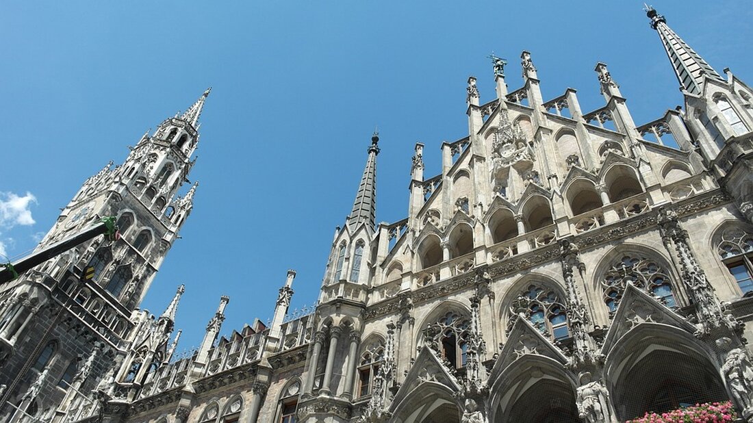 Personalnot in Stadtverwaltung Das ging schnell: Nach nur rund neun Wochen gibt Hans-Christian Bock die Leitung des Altenburger Bauamts ab. Dabei hat die Stadtverwaltung einiges gezahlt, um ihn zu finden. Schon Bocks Vorgängerin war nach kurzer Zeit wieder weg. Ein überraschender Abgang Die Nachricht vom Rücktritt des gerade erst eingestellten Bauamtsleiters Hans-Christian Bock sorgte für Aufsehen im Stadtrat von Altenburg. Nach nur neun Wochen verlässt Bock die Stadtverwaltung und folgt dem Ruf seiner Heimat Berlin. Oberbürgermeister André Neumann (CDU) gab bekannt, dass Bock parallel zur Zusage für die Stelle in Altenburg auch eine Bewerbung in Berlin eingereicht hatte. Offenbar hat &hellip;