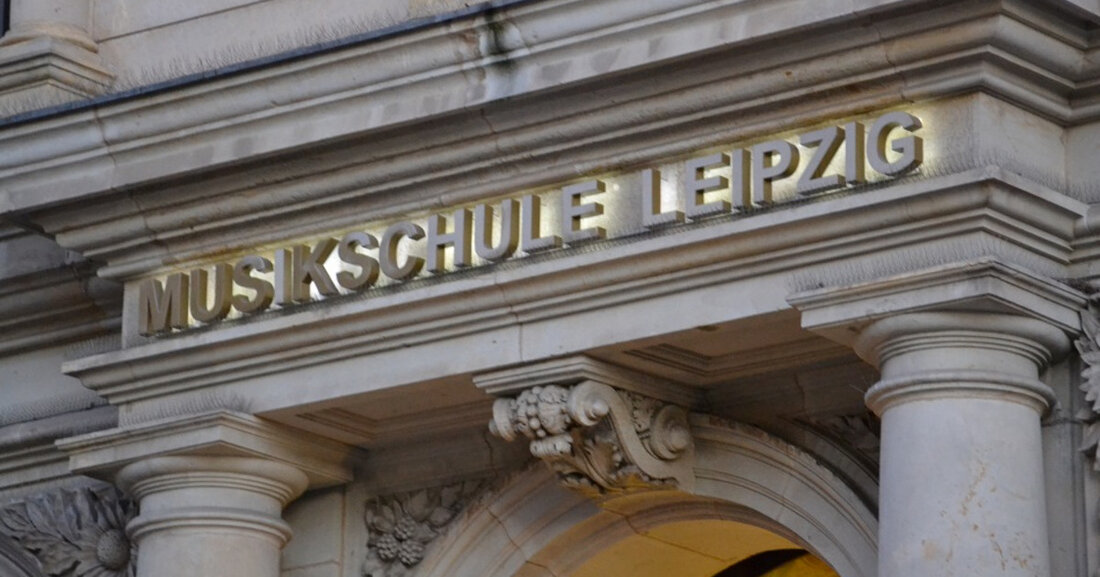 Personalplanung an Musikschule neu ausgerichtet Die Stadt Leipzig ändert ihre Strategie der Personalplanung an der Musikschule „Johann Sebastian Bach“: Künftig sollen Honorarlehrkräfte an der Einrichtung die Ausnahme bilden, das Angebot einer Festanstellung soll der Normalfall werden. Das geht aus der Dienstberatung des Oberbürgermeisters hervor. Angebot zur Tarifbeschäftigung ab 2024 Stimmt der Stadtrat zu, werden im ersten Schritt ab dem neuen Schuljahr 2023/24 für alle selbstständigen Beschäftigungsverhältnisse Sozialversicherungsbeiträge durch die Musikschule abgeführt. Für 2024 sollen dann alle Honorarlehrkräfte das Angebot erhalten, nach Tarif im öffentlichen Dienst beschäftigt werden zu können. Damit übertrifft die Stadtverwaltung die Vorgaben des Bundessozialgerichts aus dessen Urteil &hellip;