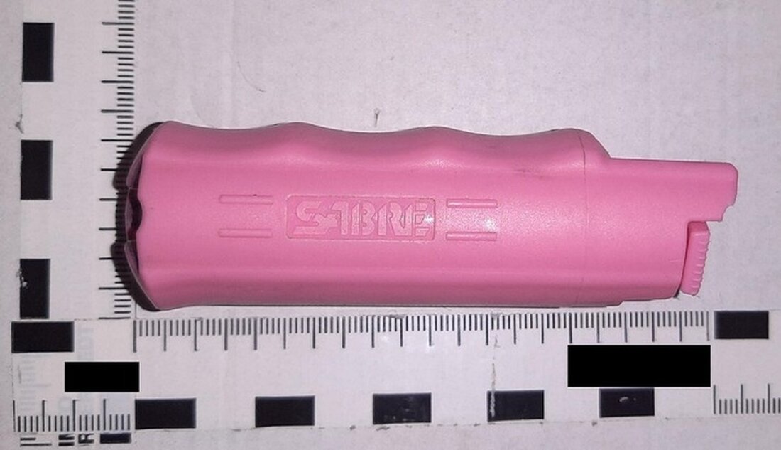 Eine 20-jährige Frau wurde am Flughafen Hannover mit verbotenem Pfefferspray erwischt und erhielt eine Strafanzeige.