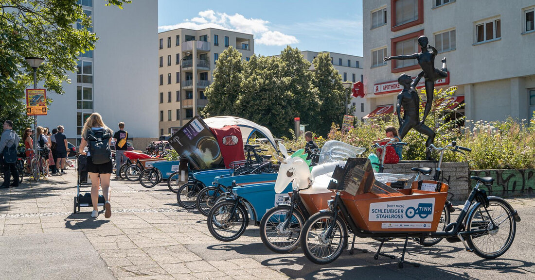Pilotprojekt zum Lastenradverleih: Zwei Fahrräder gestohlen Unbekannte haben am 7. und 8. Oktober 2022 zwei Lastenräder aus dem Pilotprojekt TINK (Transportrad Initiative Nachhaltiger Kommunen) gestohlen. Die zwei E-Lastenräder der Marke Dolly Bike haben einen schwarzen Rahmen, eine auffällige, hellblaue Wanne für Lasten vorn und sind mit einem Mittelmotor Bafang 400W ausgestattet. Die Projektnamen der Räder sind „Media Mobil“ und „Gosen Gondel“ – sie sind auf der Transportbox vermerkt. Ihr Wert mit Schlössern und weiterer Technik beträgt jeweils rund 5.500 Euro. © Stadt Leipzig/ Roland Quester Die Räder wurden zuletzt am 7. Oktober 2022 um 5:19 Uhr in der Goldschmidtstraße, Ecke &hellip;