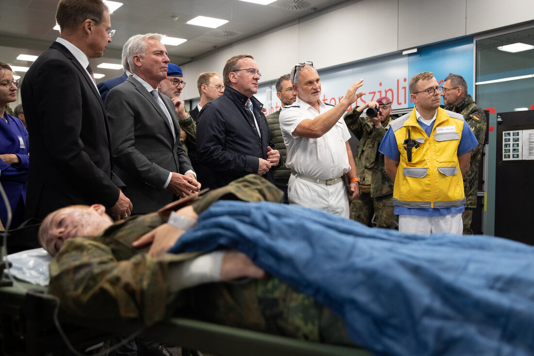 Bundesverteidigungsminister Boris Pistorius hat den Zentralen Sanitätsdienst der Bundeswehr in Ulm besucht. Der Besuch fand im Rahmen eines Antrittsbesuchs statt, bei dem Pistorius vom stellvertretenden Ministerpräsidenten und Innenminister Thomas Strobl begleitet wurde. Strobl betonte dabei die Bedeutung einer starken Bundeswehr angesichts des völkerrechtswidrigen Angriffskriegs Russlands gegen die Ukraine. Er lobte den Einsatz der Soldatinnen und Soldaten, die täglich ihr Leben für unsere Freiheit und Sicherheit riskieren. Strobl hob hervor, dass die Bundeswehr die gesellschaftliche Anerkennung bekommt, die sie verdient, insbesondere in Baden-Württemberg. Die Bundeswehr sei ein fester Teil des öffentlichen Lebens und verdiene unseren Dank. Im Rahmen des Besuchs wurde …