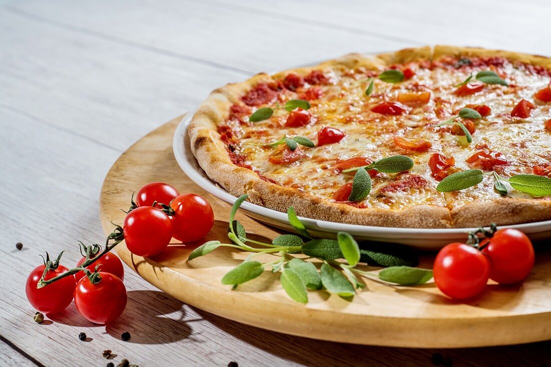In Berlin wurde ein Pizzamitarbeiter über 39.000 Euro betrogen! Er reduzierte Preise und behielt die Differenzen ein. Erfahren Sie mehr über diesen skandalösen Fall.