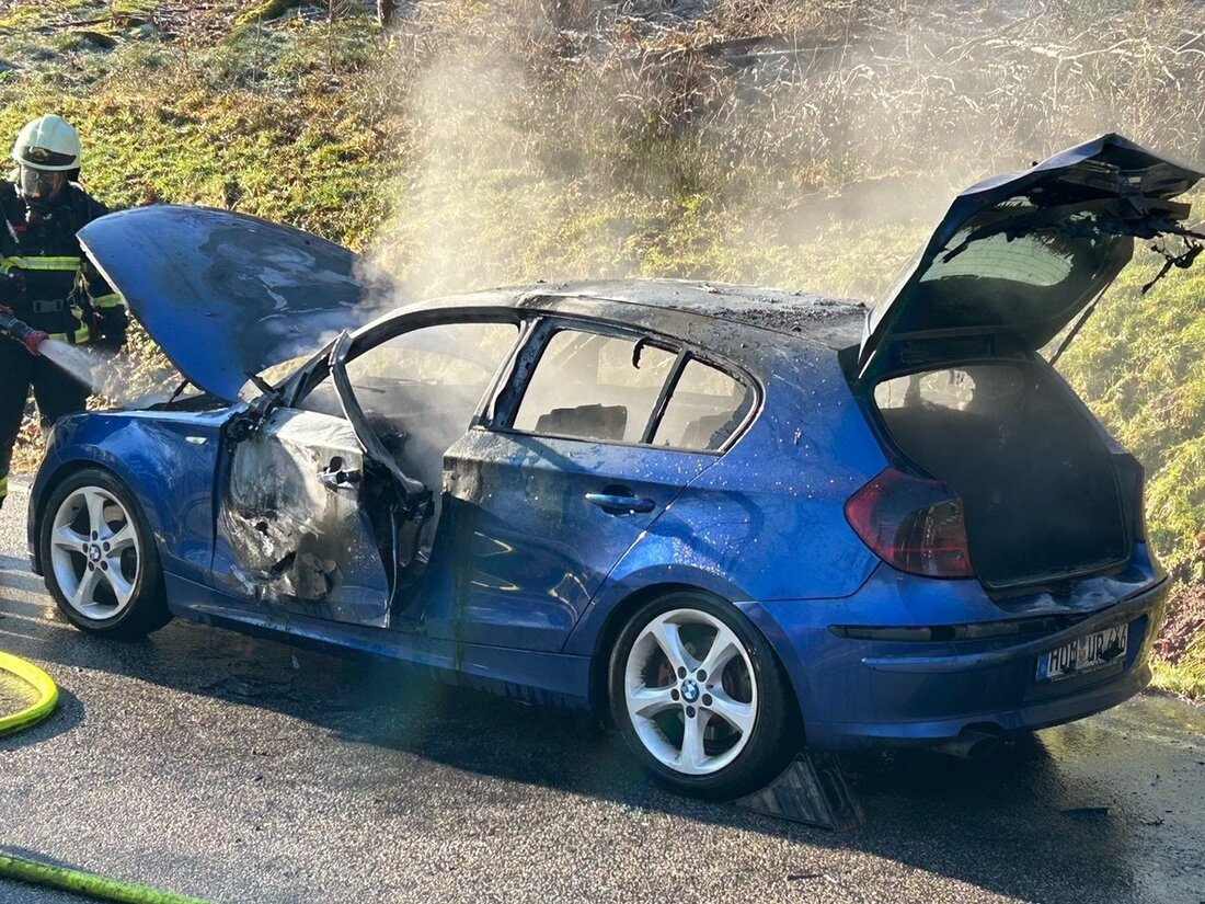 Am Sonntagmorgen brannte ein Pkw zwischen Dunzweiler und Bambergerhof. Fahrer blieb unverletzt, Feuerwehr löschte den Brand.