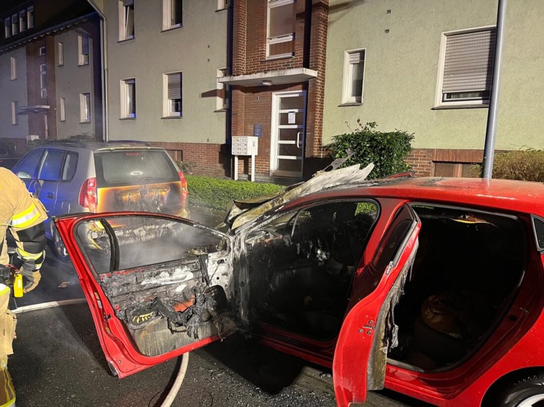 In der Landsberger Straße brannte ein Renault Clio. Die Feuerwehr löschte schnell, ermittelt wird zu Brandursache. Zeugen gesucht.