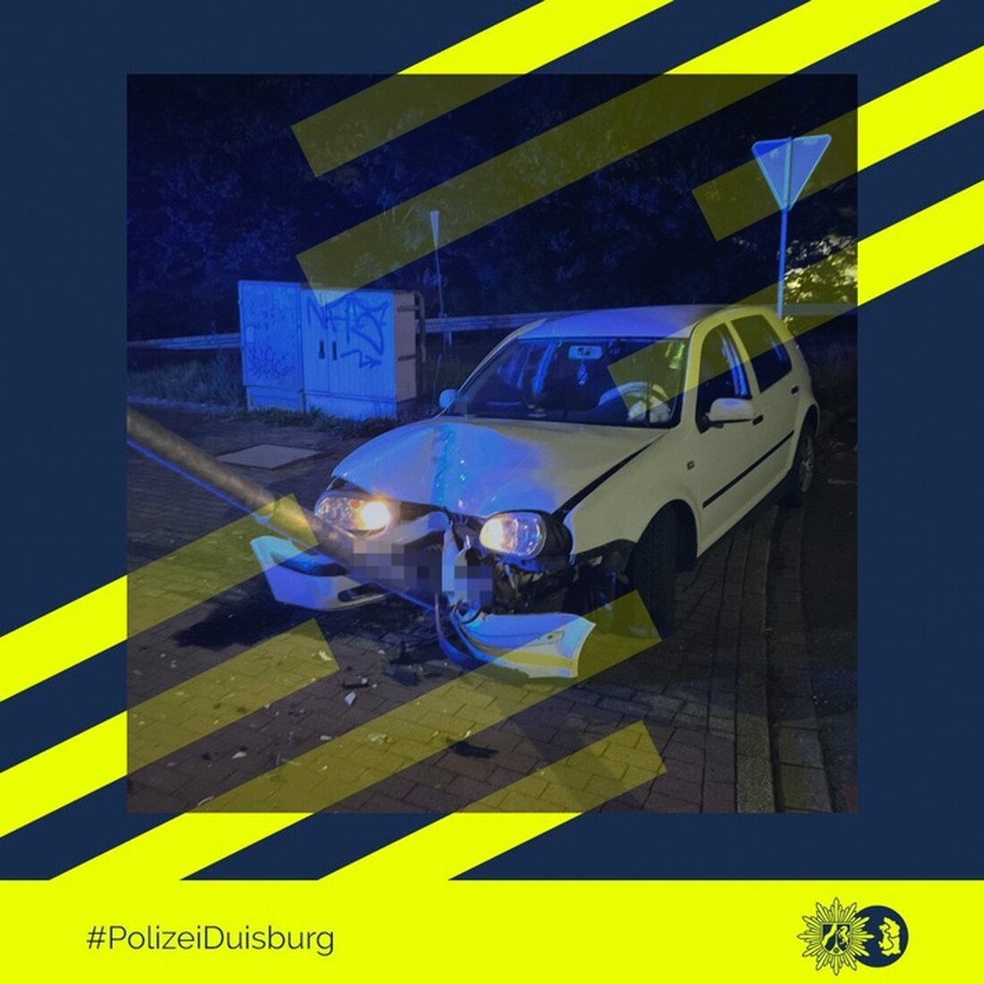 In Duisburg-Großenbaum kollidierte ein 19-jähriger Fahrer mit seinem VW Golf in der Nacht mit einem Ampelmast und wurde verletzt.