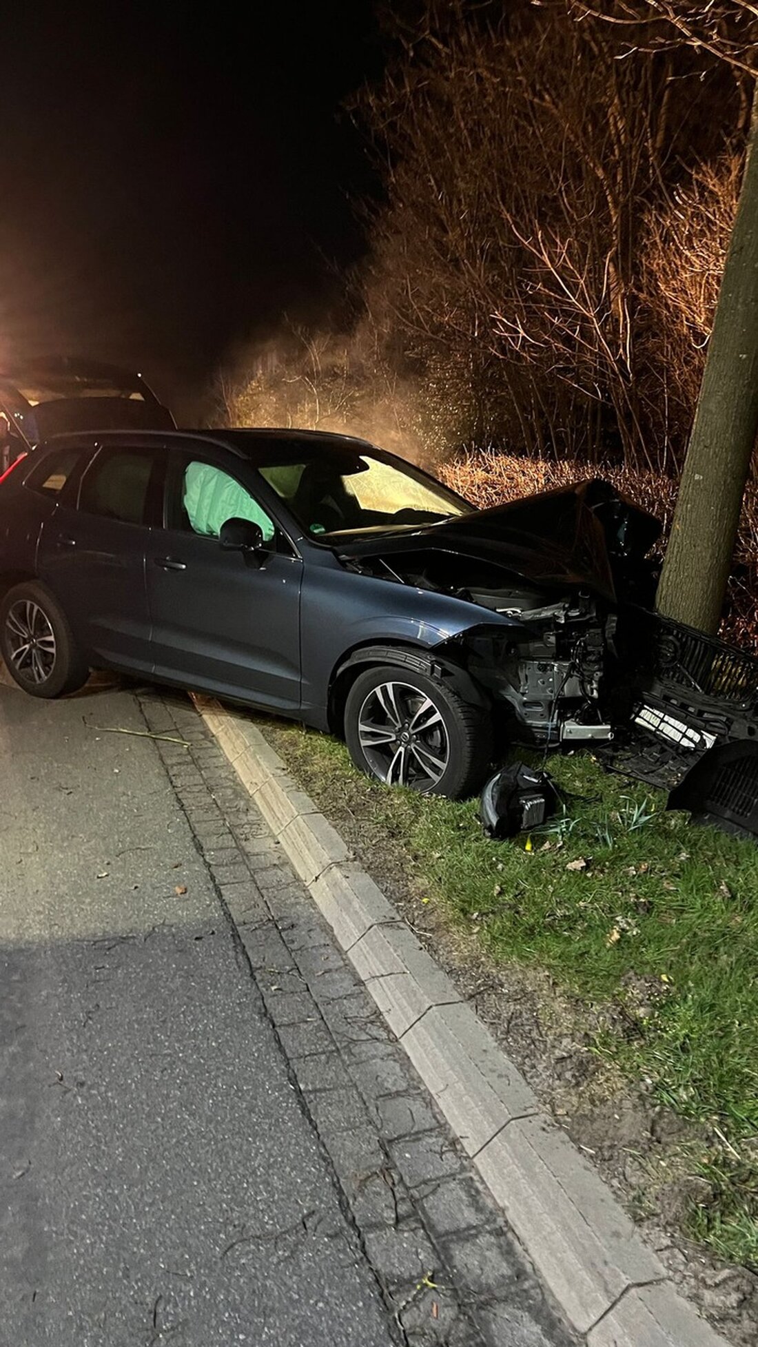 Am 13. März 2025 verunfallte eine 57-jährige Fahrerin in Schiffdorf, als ihr Pkw gegen einen Baum prallte. Sie wurde verletzt ins Krankenhaus gebracht.