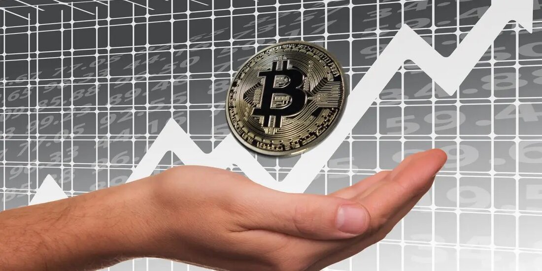 Plan B hob das „Worst-Case-Szenario für 2021“ von Bitcoin nach dem jüngsten Einbruch auf 135.000 US-Dollar bis Dezember hervor. Der Krypto-Analyst setzte sein höchstes Bitcoin-Preisziel auf 450.000 US-Dollar. Der Schöpfer des beliebten Stock-to-Flow-Modells, Plan B, hat kürzlich sein Worst-Case-Szenario für 2021 zum Bitcoin-Preis vorgestellt. Plan B fügte hinzu, dass die jüngste Vorhersage kein Basis- oder Best-Case ist und dass seine Vorhersage immer noch auf dem S2FX basiert. Plan B hebt das niedrigste Kursziel für Bitcoin hervor In einem kürzlich twittern, Plan B behauptete, dass der niedrigste Preis, den BTC im August handeln wird, bei 47.000 USD liegt. Der Analyst sagte, …