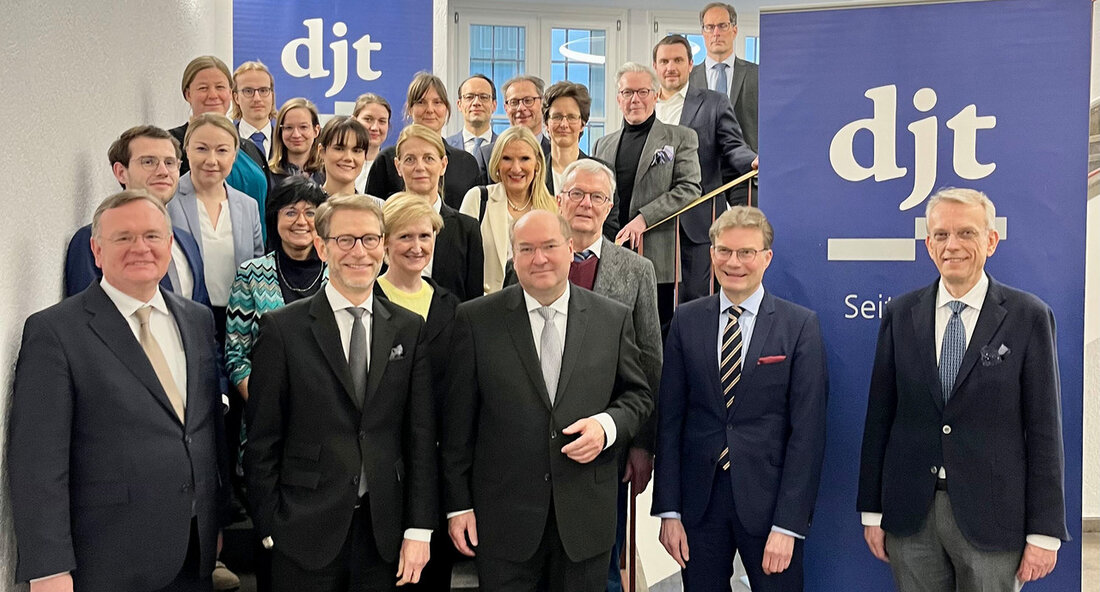 Der 74. Deutsche Juristentag findet vom 25. bis 27. September 2024 in Stuttgart statt. Mehr als 2.000 Teilnehmerinnen und Teilnehmer aus Justiz, Wissenschaft, Politik, Anwaltschaft und Wirtschaft werden erwartet. Der Ortsausschuss hat nun mit der Organisation des Kongresses begonnen. Vom 25. bis 27. September 2024 findet der 74. Deutsche Juristentag in Stuttgart statt. Mehr als 2.000 Teilnehmerinnen und Teilnehmer aus Justiz, Wissenschaft, Politik, Anwaltschaft und Wirtschaft werden zu diesem Kongress erwartet, um aktuelle und zentrale Themen des Rechts zu diskutieren. Bei einer ersten Sitzung im Ministerium der Justiz und für Migration hat am 14. März 2023 der Ortsausschuss, der mit …