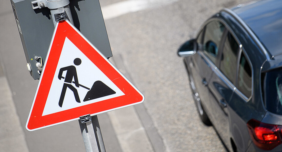 Mit der Fertigstellung des Waldsiedlungstunnels wird ein weiterer wichtiger Ausbauabschnitt der B 33 zwischen Konstanz und Allensbach für den Verkehr freigegeben. Der Waldsiedlungstunnel auf der B 33 wurde am 14. Juli 2022 offiziell für den Verkehr freigegeben. Michael Theurer, Parlamentarischer Staatssekretär beim Bundesminister für Digitalisierung und Verkehr, Elke Zimmer, Staatssekretärin im Staatsministerium für Verkehr, und die Präsidentin des Regierungsbezirks Freiburg, Bärbel Schäfer, durchschnitten das symbolische Band. Der Bund investiert insgesamt 408 Millionen Euro in den Bau und Ausbau der B33. Nachdem bereits 2018 der Abschnitt zwischen Konstanz-Landeplatz und der Kreuzung Kindlebild und 2019 die beiden Abschnitte westlich von Allensbach fertig …