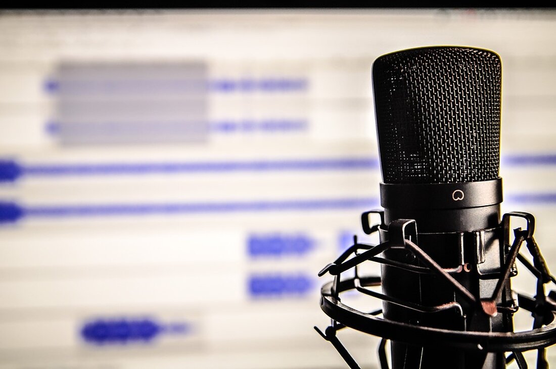 Die Pressemitteilung Nr. 187 vom 29. Mai 2024 wirft einen Blick auf die Aufgaben der Wirtschaftsförderung im Bezirksamt Berlin. In der Podcast-Reihe „Berlin reloaded“ präsentieren sich die Wirtschaftsförderungen aus insgesamt acht Berliner Bezirken, wobei jede Folge einen anderen Schwerpunkt setzt. Besonders interessant ist die Episode „#11 Tempelhof-Schöneberg – bunt, nachhaltig und produktiv“, in der der Bezirksbürgermeister Jörn Oltmann und die ehemalige Leiterin der Wirtschaftsförderung, Martina Marijnissen, über die Besonderheiten und Herausforderungen des Bezirks sprechen. Themen wie Unternehmensvernetzung, Tourismusförderung, Gewerbeflächenplanung und Nachhaltigkeit stehen dabei im Fokus. Die Wirtschaftsförderung Tempelhof-Schöneberg würdigt das Engagement von Unternehmen im Bezirk durch den Green Buddy Award …