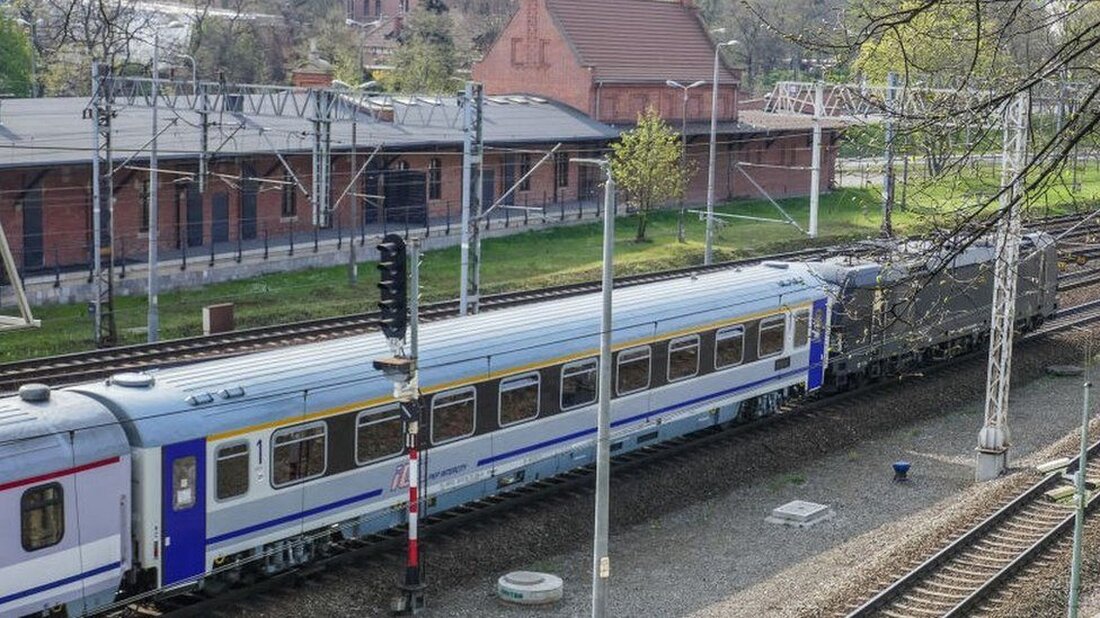 Polnische Geheimdienste untersuchen einen Hackerangriff auf die Eisenbahnen des Landes, sagen polnische Medien. Hacker drangen über Nacht in Bahnfrequenzen ein, um den Verkehr im Nordwesten des Landes zu stören, berichtete die polnische Presseagentur (PAP) am Samstag. Dem Bericht zufolge wurden die Signale mit der Aufnahme der russischen Nationalhymne und einer Rede von Präsident Wladimir Putin unterbrochen. Polen ist ein wichtiger Umschlagplatz für westliche Waffen, die in die Ukraine geschickt werden. Der Vorfall am Samstag ereignete sich, als Hacker ein Signal übermittelten, das einen Notstopp von Zügen in der Nähe der Stadt Stettin auslöste, berichtete PAP. Ungefähr 20 Züge wurden zum …