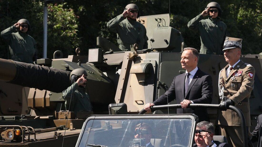 Die beiden ranghöchsten Militäroffiziere Polens sind wenige Tage vor einer wichtigen Wahl und inmitten des Krieges in der benachbarten Ukraine zurückgetreten. Der Generalstabschef der Armee, General Rajmund Andrzejczak, und der Einsatzkommandeur General Tomasz Piotrowski gaben keine Gründe für ihre Entscheidung an. Medienberichten zufolge seien sie besorgt über Versuche der rechten Regierung, das Militär im Vorfeld der Parlamentswahlen am Sonntag zu politisieren. Die Regierung bestreitet die Behauptung. Sie weist auch Vorwürfe der polnischen Opposition und der Europäischen Union zurück, sie würden die Justiz des Landes politisieren und die Medienfreiheit einschränken. „General Rajmund Andrzejczak hat am Montag seinen Rücktritt eingereicht“, sagte seine …