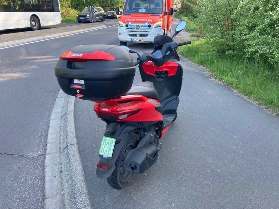 Polizei Aachen sucht nach einem roten Fahrzeug. Fahrer flüchtete nach einem Unfall, bei dem ein 61-Jähriger verletzt wurde. Hinweise erbeten.
