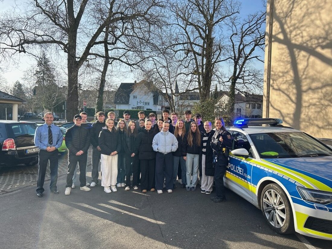 Polizeibeamte der Inspektion Bad Kreuznach besuchten am 21.03.2025 Schüler der BBS Wirtschaft und gaben Einblicke in den Polizeidienst.