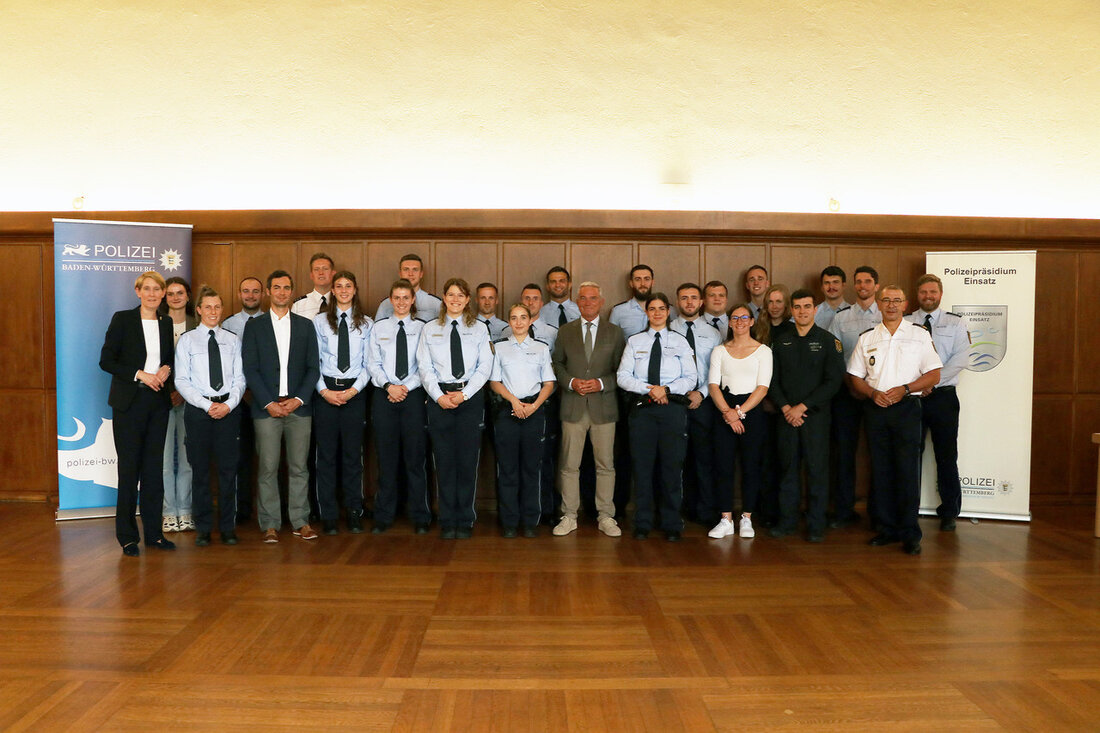 Innenminister Thomas Strobl ehrt 42 Polizeisportlerinnen und Polizeisportler für ihre herausragenden Leistungen In einer feierlichen Zeremonie hat der Innenminister von Baden-Württemberg, Thomas Strobl, 42 Polizeisportlerinnen und Polizeisportler für ihre beeindruckenden sportlichen Leistungen im Jahr 2023 geehrt. Die Sportlerinnen und Sportler, die in verschiedenen olympischen Sportarten aktiv sind, konnten im vergangenen Jahr große Erfolge erzielen, sei es bei nationalen Meisterschaften oder internationalen Wettkämpfen. Unter den Geehrten befanden sich zwölf Polizistinnen und elf Polizisten, die durch die Spitzensportförderung der Polizei Baden-Württemberg unterstützt werden. Diese Förderung ermöglicht es den Spitzensportlerinnen und Spitzensportlern, ihre Ausbildung für den Polizeiberuf und ihre sportliche Karriere erfolgreich miteinander …