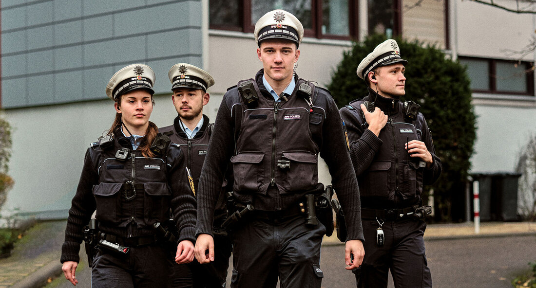 230 frisch ausgebildete Polizistinnen und Polizisten verstärken ab sofort die Polizei Baden-Württemberg. Dieser Jahrgang zeichnet sich durch einen außergewöhnlich hohen Frauenanteil aus, nämlich über 40 Prozent, was einen der höchsten Anteile in der Geschichte des mittleren Polizeivollzugsdienstes in Baden-Württemberg darstellt. Die Polizei in Baden-Württemberg nimmt ihre Aufgabe der Gewährleistung der öffentlichen Sicherheit und Ordnung sehr ernst und geht daher mit einer der größten Einstellungsoffensiven ihrer Geschichte gegen die Kriminalitätsbelastung vor. Seit 2016 wurden mehr als 10.000 neue Polizistinnen und Polizisten eingestellt, um dem steigendem Bedarf gerecht zu werden und dem Trend entgegenzuwirken, dass mehr Polizistinnen und Polizisten in den Ruhestand …