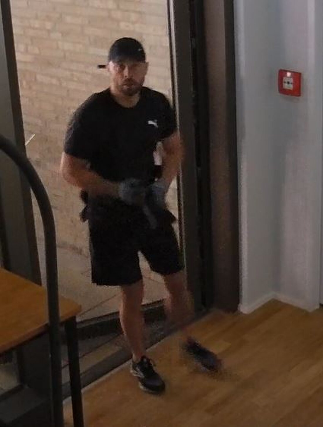 Die Polizei Berlin sucht mithilfe von Überwachungsbildern nach einem Mann, der am 1. September 2024 in Prenzlauer Berg einbrach. Hinweise willkommen.