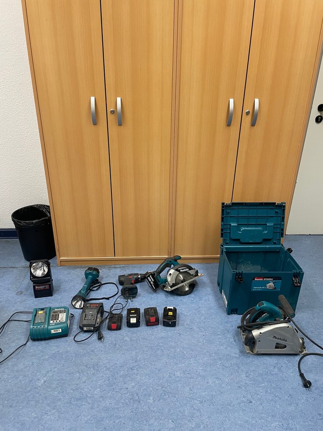 Die Polizei Bremerhaven sucht Eigentümer mutmaßlichen Diebesguts, darunter Werkzeuge, und bittet um Hinweise unter 0471/953-4444.