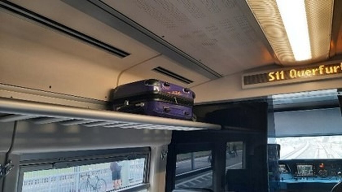 Ein herrenloser Koffer in der S-Bahn von Halle nach Querfurt führte am 13. April 2025 zu einem Polizeieinsatz am Bahnhof Merseburg.