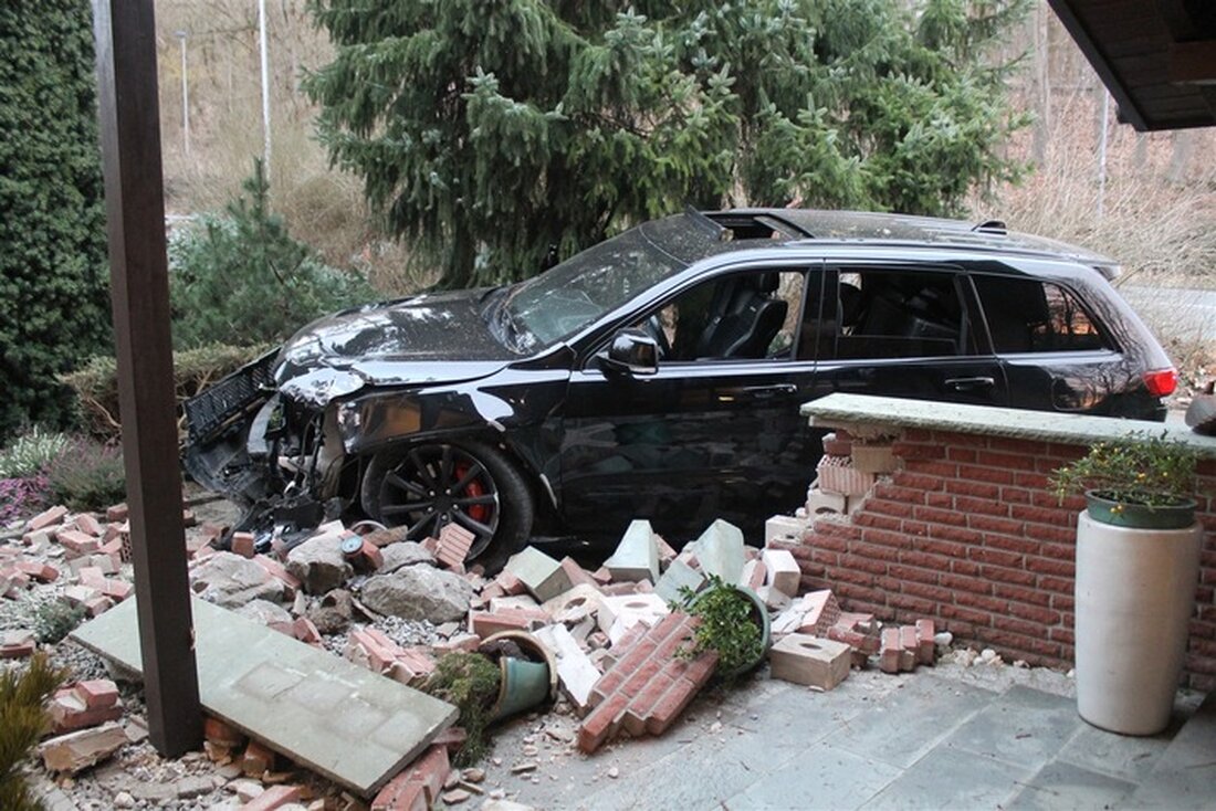 Ein junges Paar flüchtete vor der Polizei und durchbrach mit einem Jeep die Ziermauer eines Wohnhauses. Beide wurden verletzt.