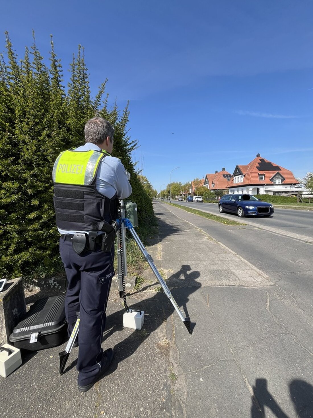 Am 11. April 2025 kontrollierte die Polizeiwache Goch Geschwindigkeitsüberschreitungen, darunter einen Fahrer mit 64 km/h in einem 30er-Bereich.