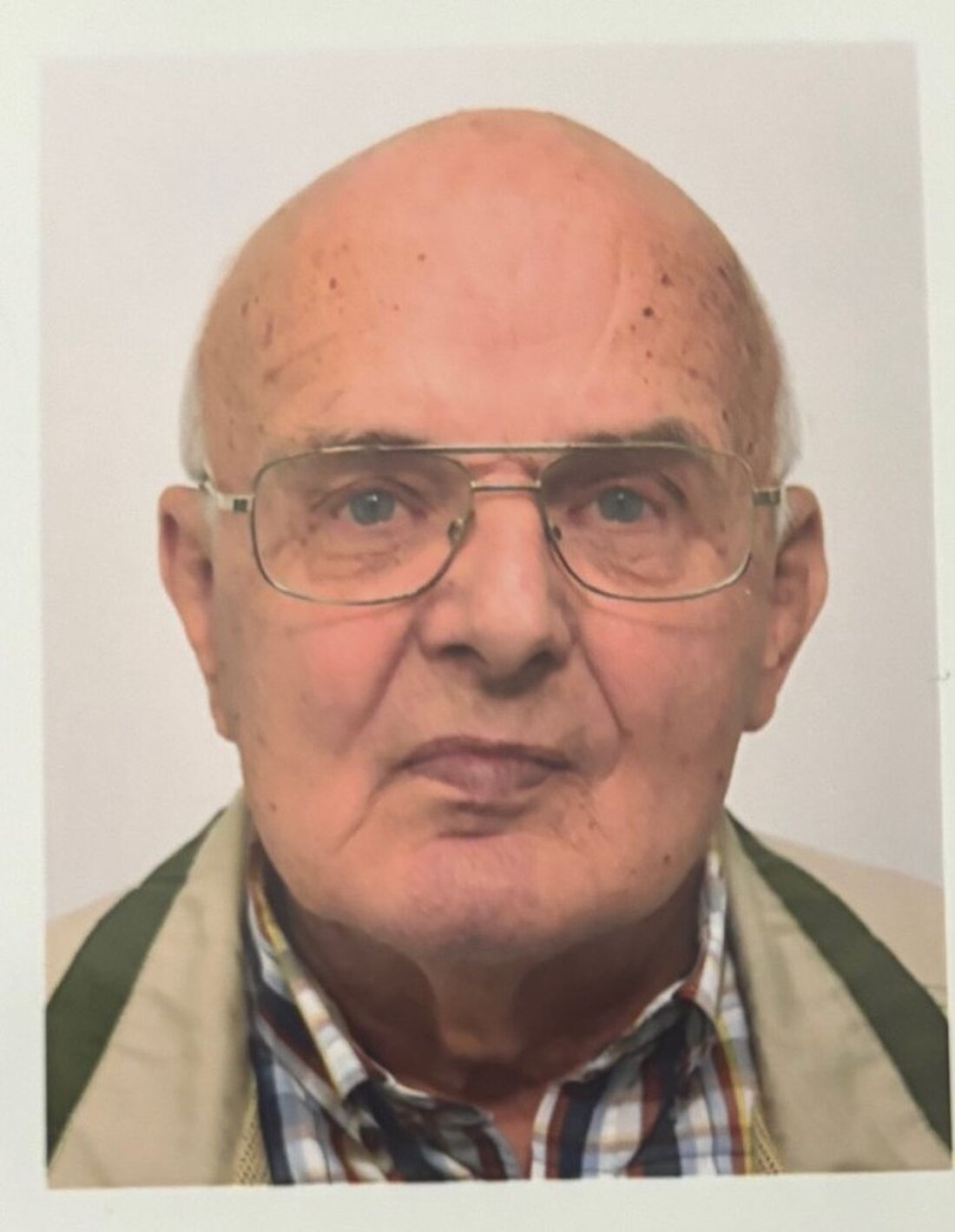 Die Polizei Hamburg sucht seit dem 16.05.2025 nach dem 84-jährigen Manfred Adelt aus Wilhelmsburg, der als vermisst gilt.