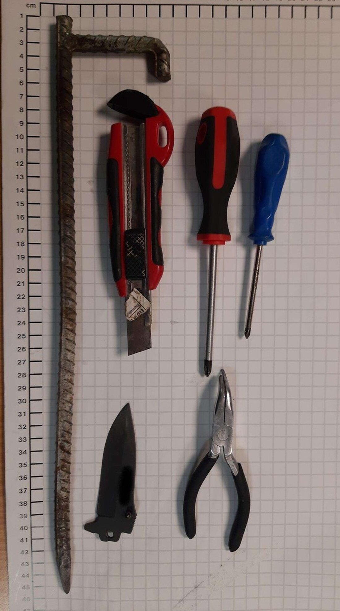 Bundespolizei kontrolliert Mann am Essener Hauptbahnhof, entdeckt Haftbefehl und führt ihn in die JVA Essen.