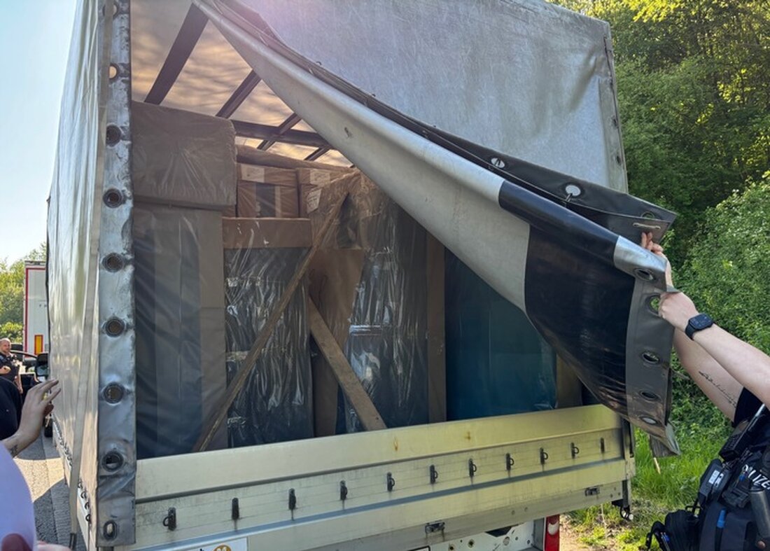 Die Polizei Heinsberg führte am 28. April eine Großkontrolle des gewerblichen Verkehrs durch, unterstützt von mehreren Behörden. 74 Lkw und 24 Pkw wurden kontrolliert, wobei zahlreiche Verstöße wie mangelhafte Ladungssicherung und Überladungen festgestellt wurden.