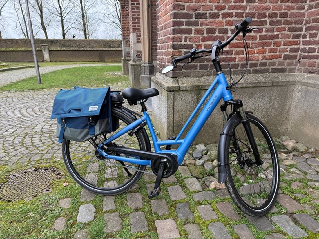 Polizei Kleve sucht Zeugen für vermisste Frau seit dem 19. April 2025. Hinweise zu ihrem blauen Velo de Ville Fahrrad erbeten.