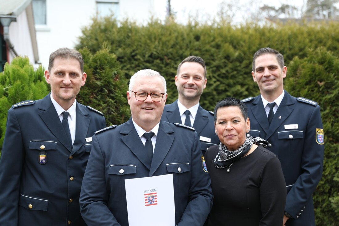 Erster Polizeihauptkommissar Ronald Ehmann wurde nach 43 Jahren Dienst bei der Polizei Hessen feierlich in den Ruhestand verabschiedet.