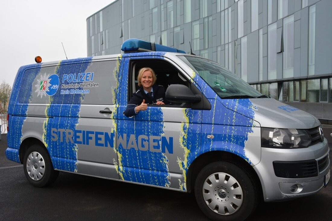 Am 3. April 2025 steht der STREIFENWagen der Polizei Mettmann an der Kaiserstraße in Richrath bereit, um mit Bürgern ins Gespräch zu kommen.