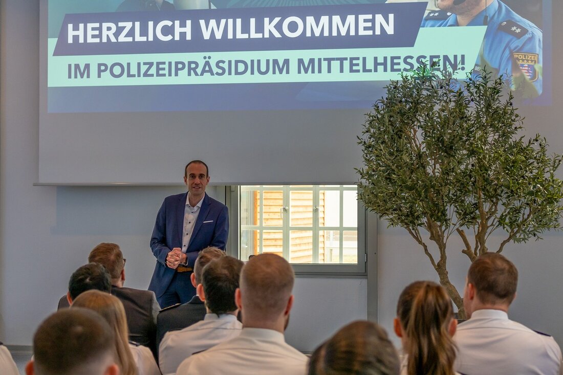 Polizeipräsident Torsten Krückemeier begrüßt neue Kolleginnen und Kollegen im Polizeipräsidium Mittelhessen und wünscht einen erfolgreichen Start.
