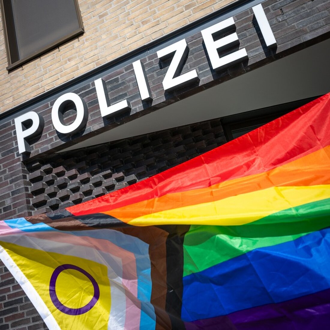Am 17. Mai 2025 hisst die Polizei Saarland erstmals die Regenbogenflagge zum Internationalen Tag gegen Homophobie und setzt ein Zeichen für Vielfalt und Gleichberechtigung.