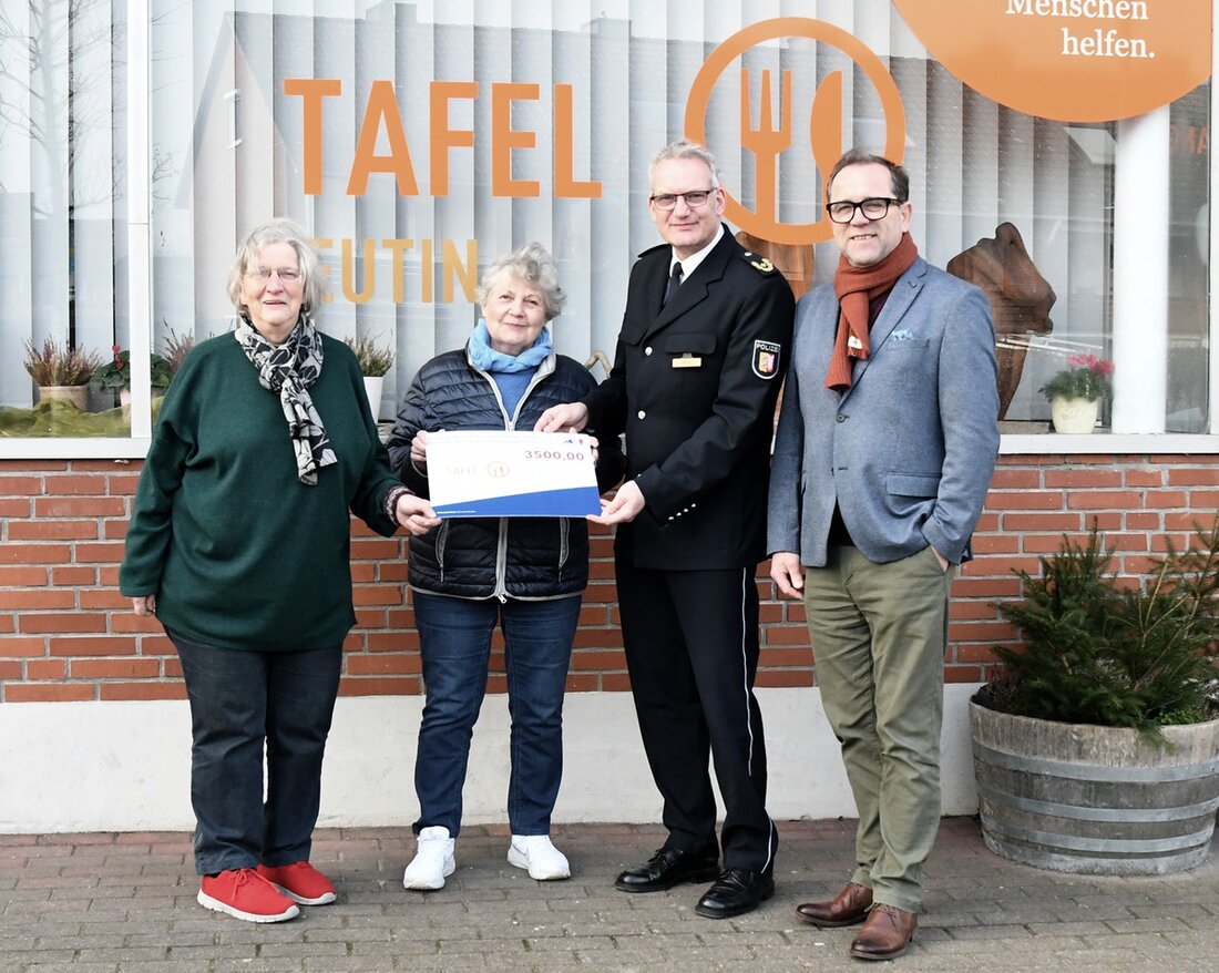 Polizeibeamte spenden 3500 Euro an die Tafel Eutin, um benachteiligte Familien mit Lebensmitteln zu unterstützen.