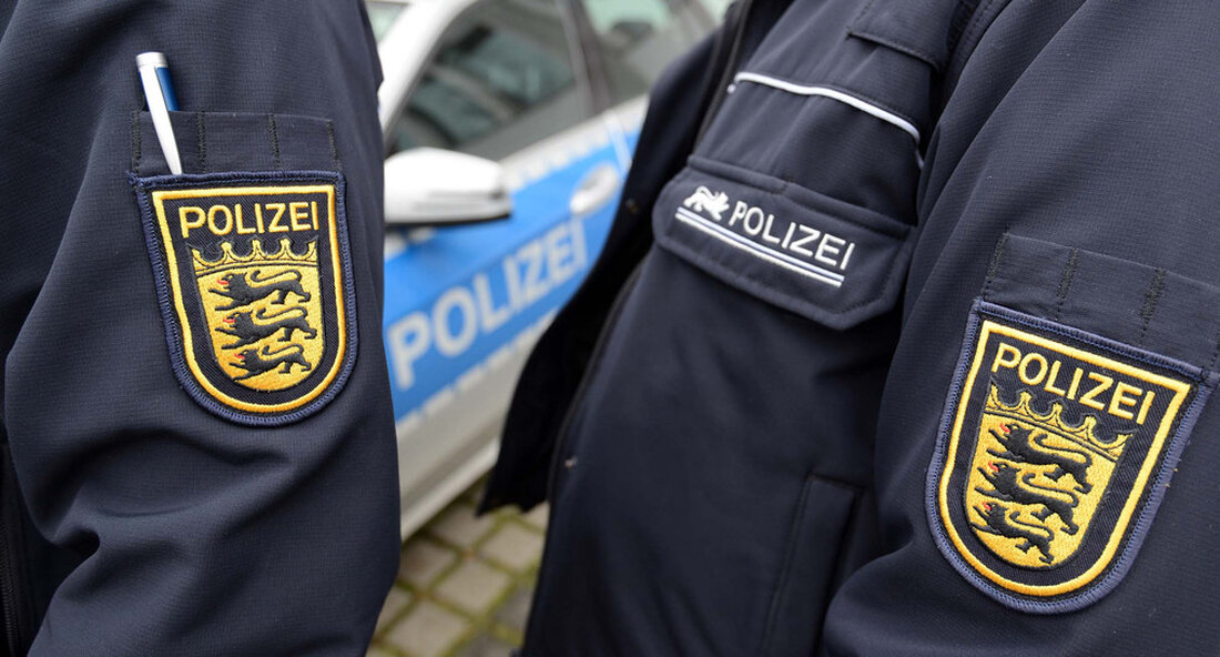 Die Polizei in Baden-Württemberg ist auf die kommende Fußball-Europameisterschaft gut vorbereitet. Trotz guter Public-Viewing-Alternativen gibt es einen klaren Appell an alle Fußballfans: Feiern ist mit Abstand sicherer! „Mit der Fußball-Europameisterschaft findet endlich wieder ein großes internationales Sportfest statt. Auch das fühlt sich an, als ob ein Stück Normalität Einzug in unser Leben hält. Mit den sinkenden Infektionszahlen können an vielen Spielorten zumindest reduzierte Zuschauerzahlen live in den Stadien dabei sein. Wir freuen uns auf diese Fußballatmosphäre – und die Fans hinter den Bildschirmen nehmen sie gerne mit. Und doch: Die Pandemie ist noch nicht vorbei und die Bestehenden Corona-Bestimmungen weiterhin …