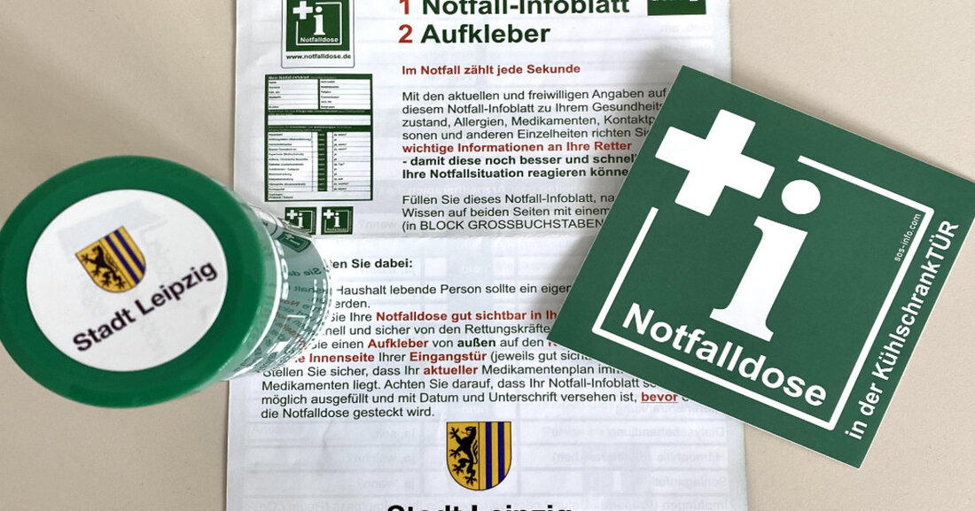 Die Notfalldose kann bei Rettungseinsätzen den Einsatzkräften schnell wichtige Informationen liefern – beispielsweise Angaben zu Vorerkrankungen und Allergien, eingenommenen Medikamenten, zu Vollmachten, der Patientenverfügung und Kontaktpersonen. Wo sollte die Notfalldose gelagert…