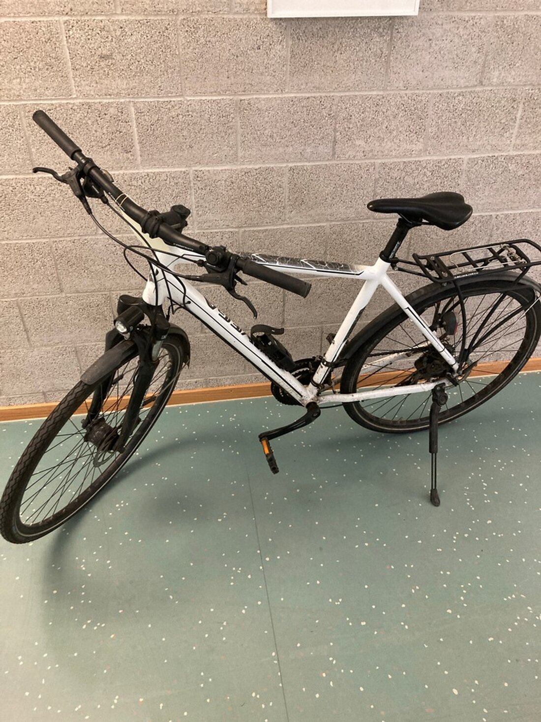 Polizei Gießen verhindert Fahrraddiebstahl: Ein 38-Jähriger wurde dabei ertappt, als er ein Fahrrad stehlen wollte. Besitzer gesucht!