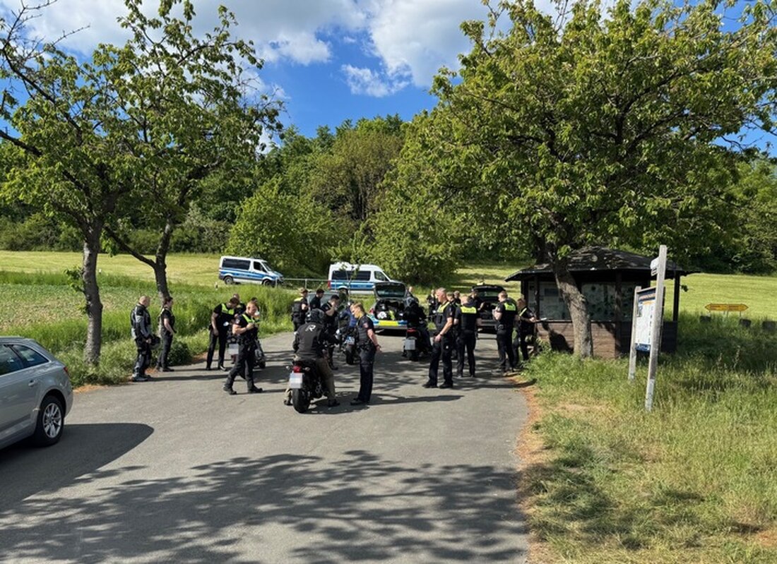 Im Rahmen einer Ausbildungskontrolle kontrollierte die Polizei am Wochenende Motorradfahrende in der Rühler Schweiz, um Verkehrssicherheit zu erhöhen.