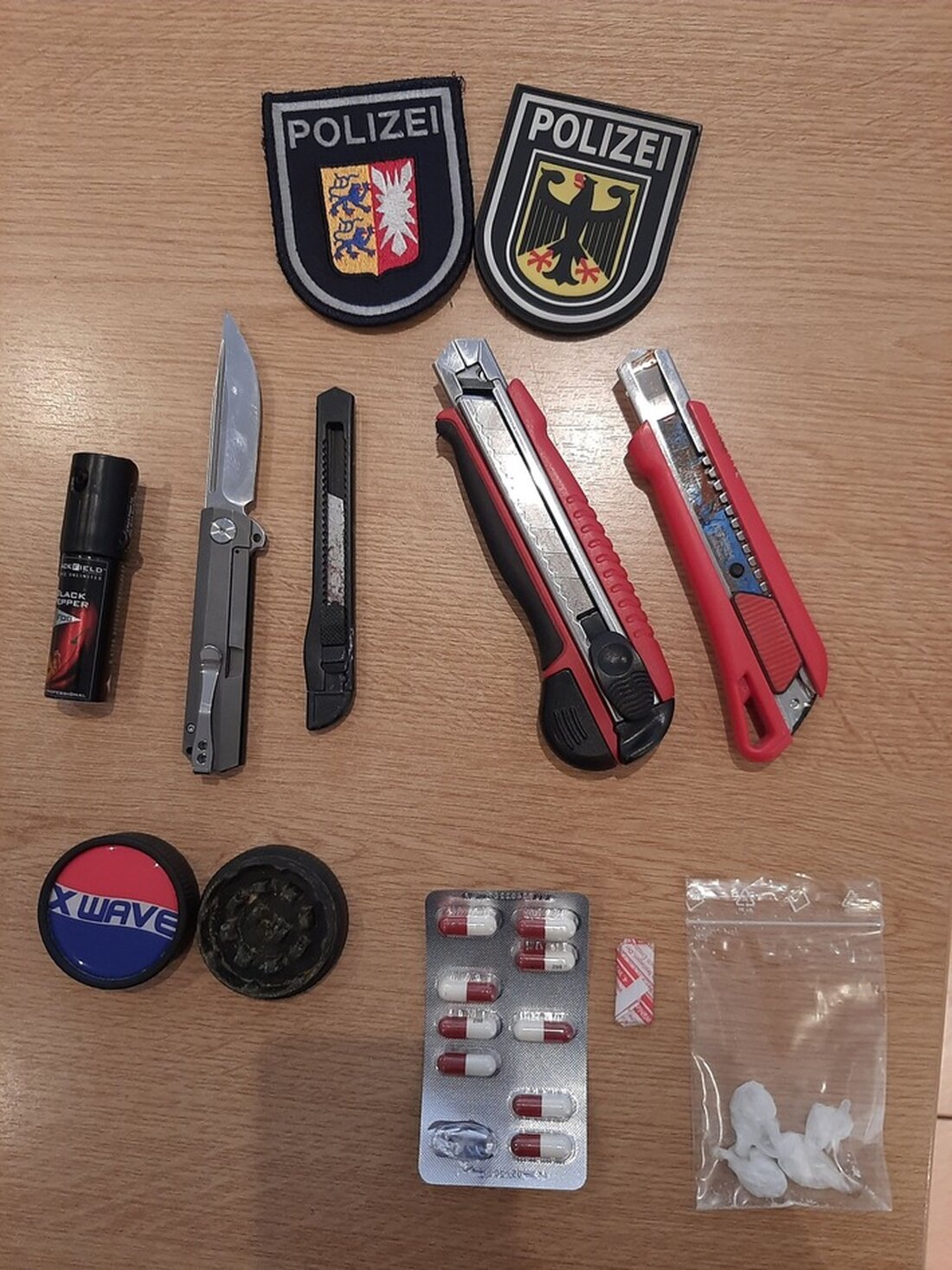 Die Polizei Elmshorn führte kürzlich Personenkontrollen am Bahnhof durch, stellte mehrere Messer und verbotene Gegenstände sicher.