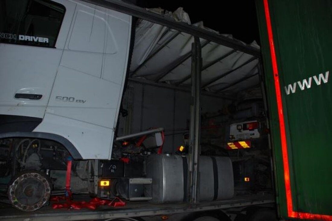 Polizei Osnabrück stoppt einen gefährlichen Schwertransport mit gravierenden Mängeln auf der A1 und verhindert mögliche Katastrophe.